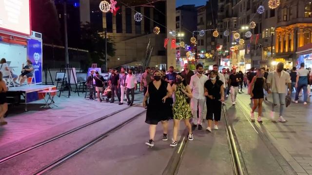 Istiklal Street Night Walking Tour l Istanbul Walk l August 2021 Turkey [4K HDR] смотреть онлайн