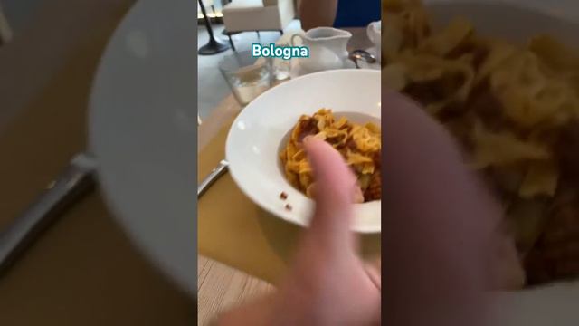 Delicious Tagliatelle alla Bolognese in Bologna #deliciousdishes #bologna #italy #lifeisbeautiful смотреть онлайн