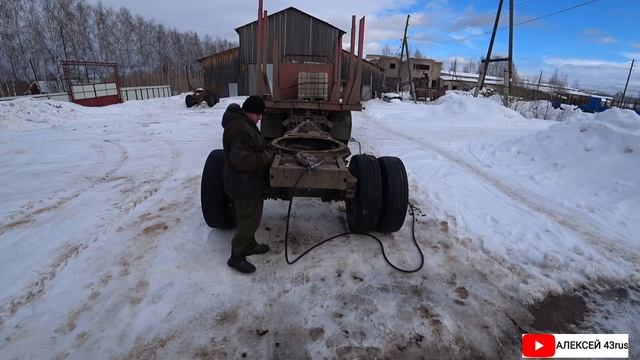 МЕНЯЮ ПОВОРОТНЫЙ КРУГ НА ПРИЦЕПЕ   РАБОТЫ НА ОДИН ДЕНЬ . ГЛАЗА БОЯТСЯ РУКИ ДЕЛАЮТ.