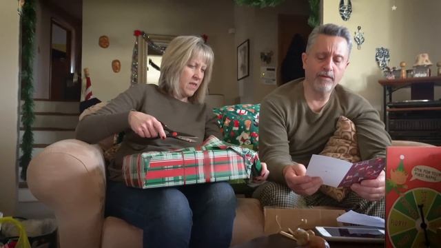 Surprising My Parents With a BRAND NEW 2018 MacBook Air for Christmas! | Raymond Strazdas смотреть онлайн