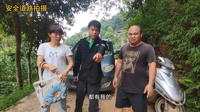 老总被伪装成老人的抢劫犯洗劫一空，过路美女好心搭救却反被冤枉，幸好遇到正义的保安作证！#短剧#正能量 смотреть онлайн