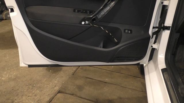 VW Polo Sedan - Как снять обшивку двери смотреть онлайн