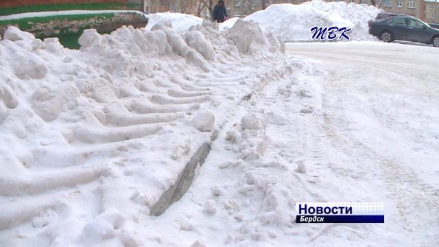 Власти города призывают Бердчан убирать снег и наледь с козырьков своих балконов смотреть онлайн