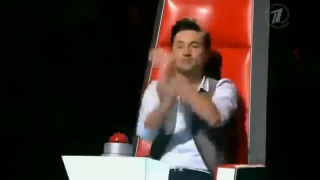 Просто не реальный голос, лучший голос, очень красивый голос, красиво поет!