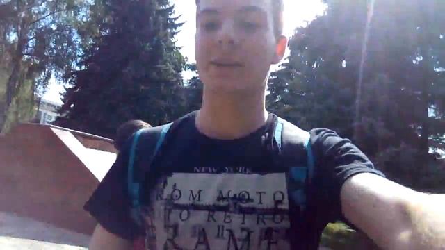 Влог, гуляю с друзьями в центре города на большой праздник,друг плюёт в рыбок смотреть онлайн