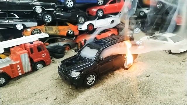 Машина горит! Уничтожение машинки JEEP... Destruction car!! Масштаб 1 36. смотреть онлайн