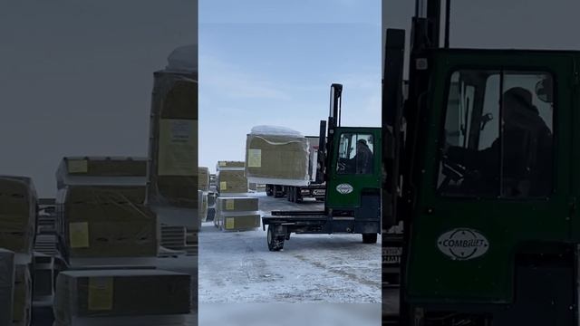 Погрузчик готовит сэндвич-панели к транспортировке ?