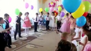 Вход детей на выпускной утренник с воздушными шарами  в детском саду.