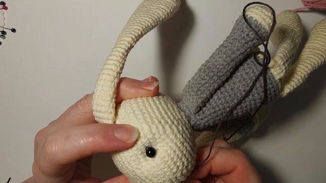 Мастер-класс по вязанию зайки амигуруми крючком | 7 часть (сборка и оформление зайки) смотреть онлайн