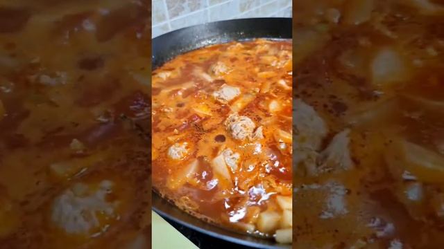 КИТАЙСКИЙ ТОМАТНЫЙ СУП С МЯСНЫМИ ФРИКАДЕЛЬКАМИ И ДАЙКОНОМ.