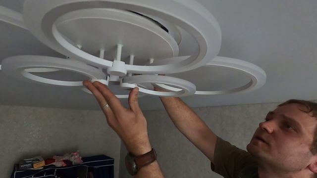 Как красиво установить люстру на натяжной потолок смотреть онлайн