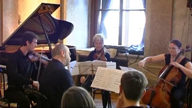 Ruth Schonthal - In Memorian Holocaust (Satz 1: Grave) смотреть онлайн