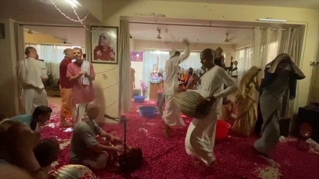 киртан на Нрисимха чатурдаши во Вриндаване смотреть онлайн