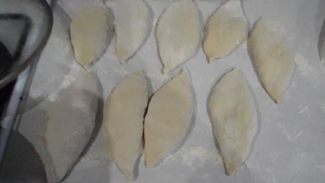 Пирожки с тушеной капустой и яйцом. смотреть онлайн