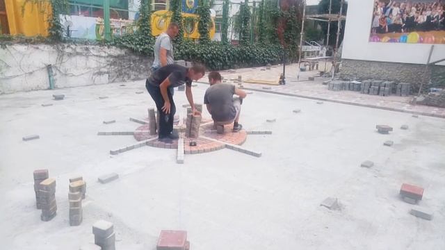 укладка тротуарной плитки, начало. смотреть онлайн