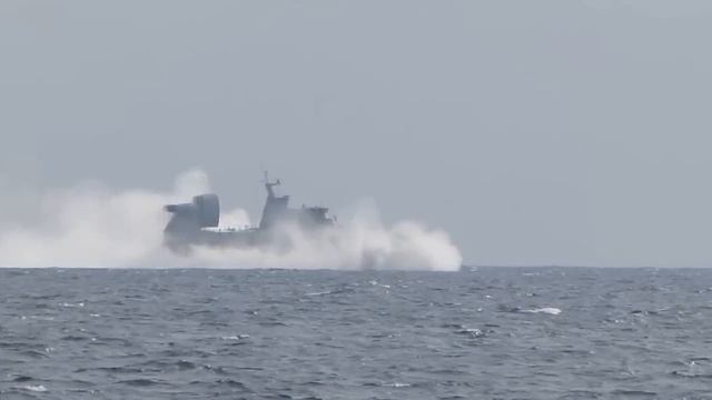 Зубр в Чёрном море _ Zubr in Black Sea смотреть онлайн