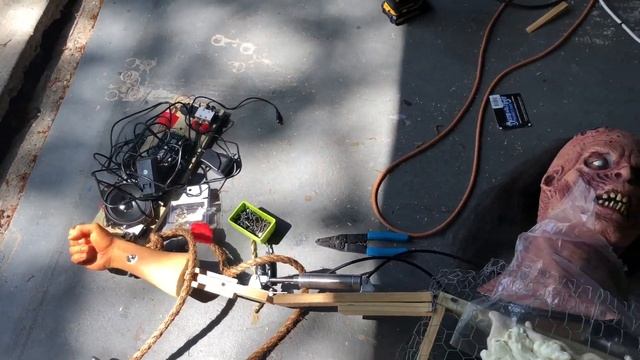 Animatronic Swinging Zombie for Halloween смотреть онлайн