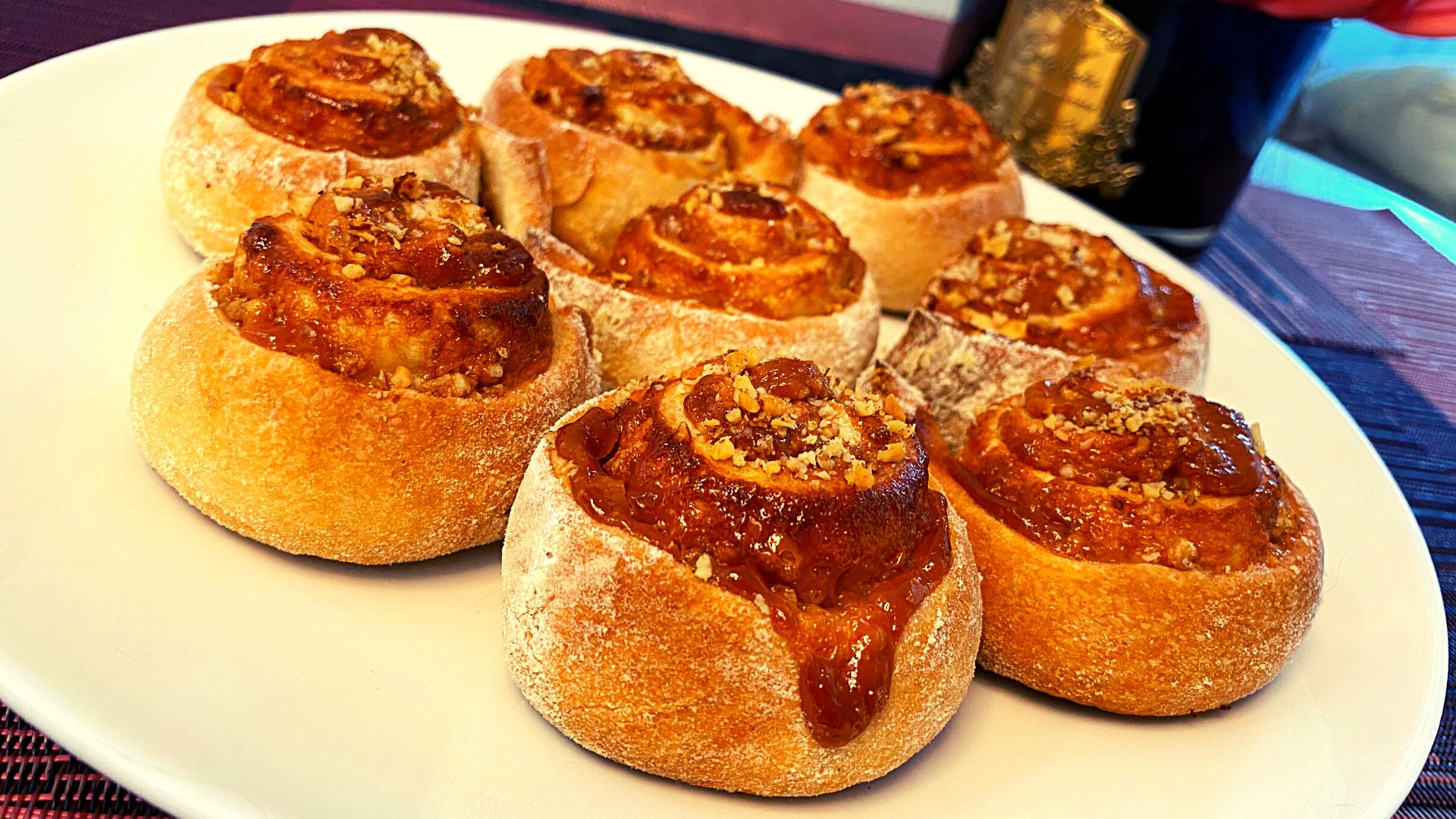 Булочки с вареной сгущенкой и орехом. Рецепт печеных булочек из слоеного теста с любимой начинкой.