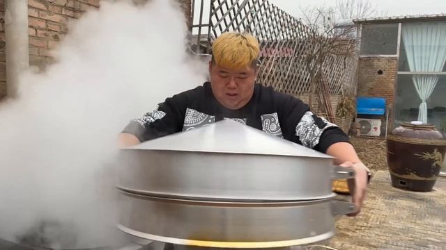 过小年包饺子咯，猴哥调馅老妈来包，猪头肉馅的大蒸饺太香了！【胖猴仔】 смотреть онлайн