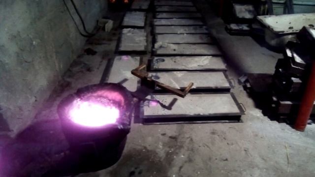 Светящийся котелок привлёк наше внимание. Невиданная ныне колористическая феерия.А также армия плит смотреть онлайн