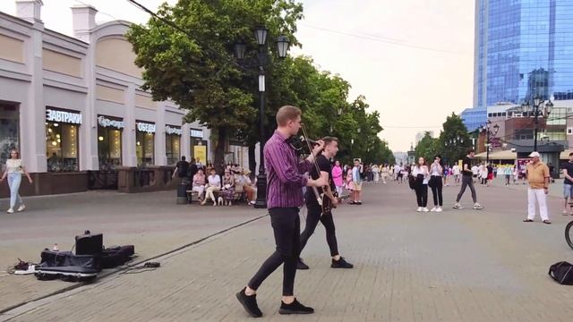 1. Челябинск Уличные музыканты на пешеходной Кировке шикарно играют, Скрипка и эл гитара 31 07 202 смотреть онлайн