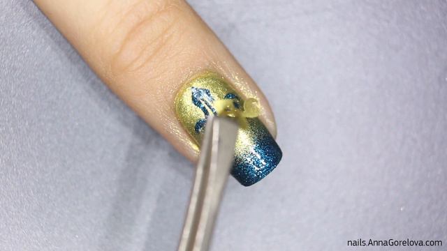 Gold and turquoise gradient with pigment / Золотисто-лазурный градиент с пигментами и трафаретом смотреть онлайн