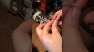 Замена фильтра топливного насоса POLO седан Видео 3