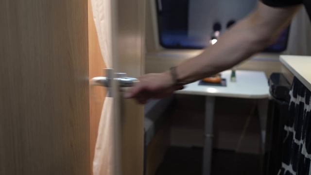 Кемпинг в крошечном караване под проливным дождем за 19 900 долларов с KAMMOK CROSSWING