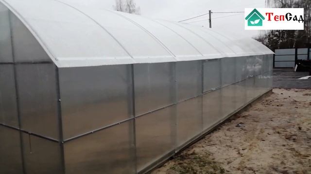 Теплица с прямыми стенками шириной 5 метров. Длинна теплицы 10 метров. Две распашные двери смотреть онлайн
