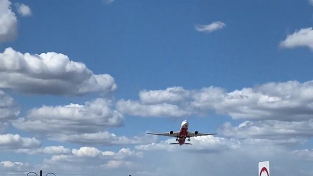 QANTAS 787-900 Departing Perth Airport Runway 24 смотреть онлайн