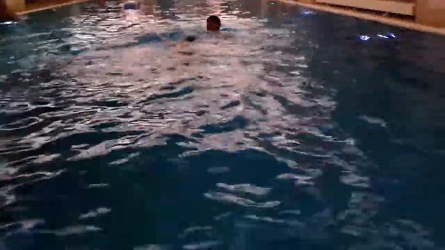 Тошка умеет плавать