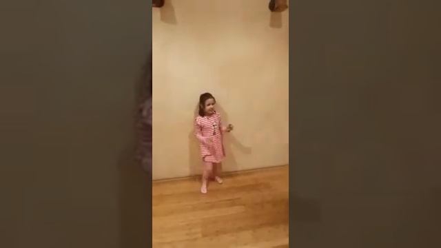 Песенка про дождик. "С неба капельки летели". Поем вместе с мамой. смотреть онлайн