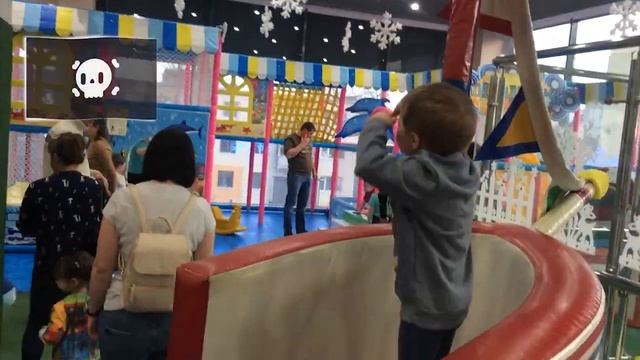 Огромный сухой бассейн с шариками. Играю на детской площадке! смотреть онлайн