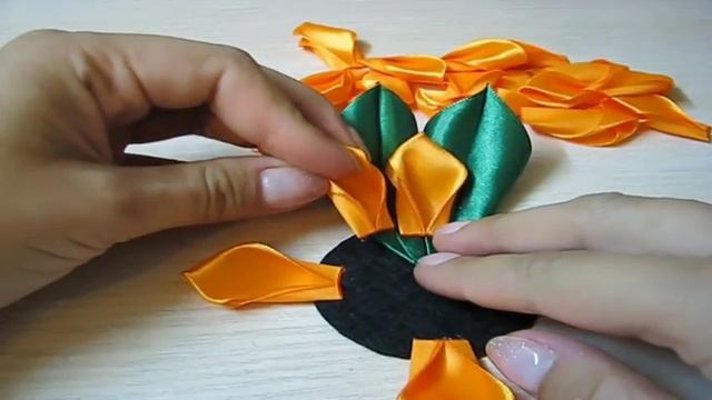 Брошка Соняшник канзаши. Брошь подсолнух своими руками.Brooch Sunflower kanzashi смотреть онлайн