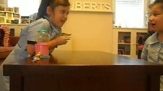 Playing with squinkies by A and T смотреть онлайн