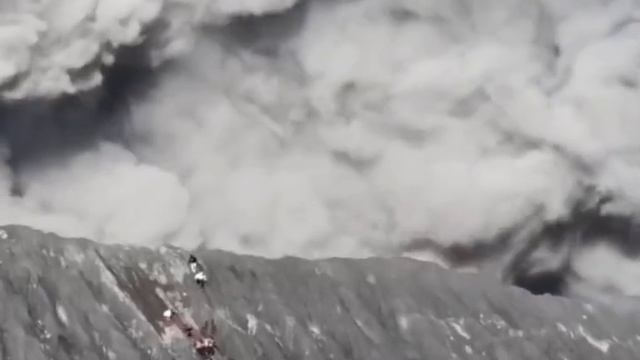 Туристы в панике спускаются с горы - пытаясь спастись от извержения вулкана в Индонезии. смотреть онлайн