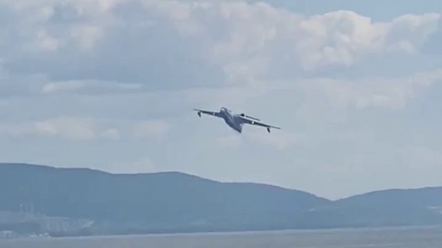 Самолёт набирает воду и летит тушить смотреть онлайн