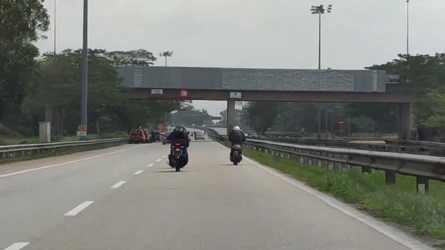 Suzuki V100 vs Yamaha NVX Aerox on the road смотреть онлайн