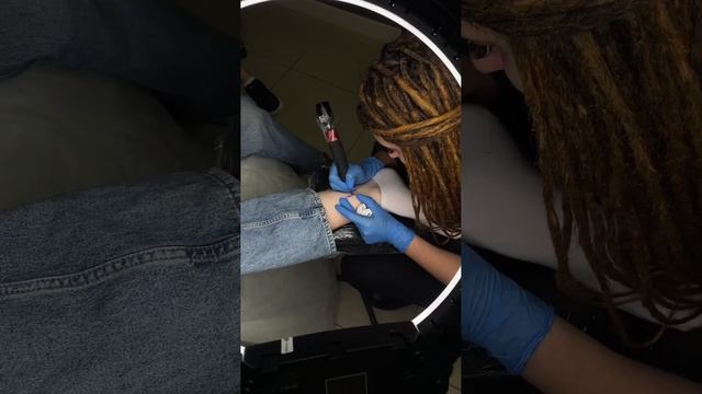 Мастер Варвара, чтобы увидеть результат,заглядывай к нам в inst @mars_tattoo, #shorts смотреть онлайн