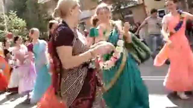 Часть 3-8. Шествие индусов в день города (Хари Кришна) смотреть онлайн