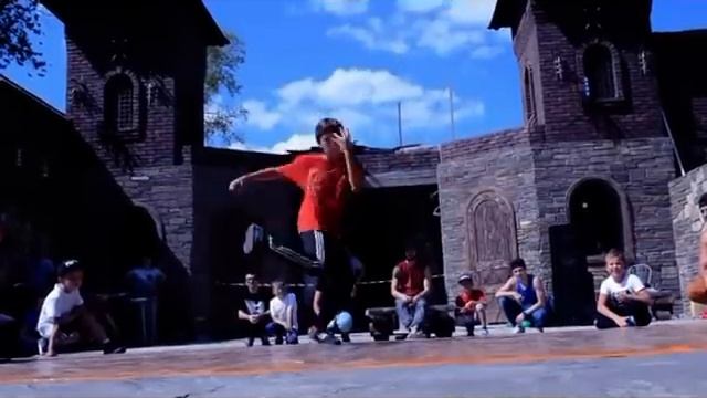 23 августа в парке "Лога" прошло танцевальное мероприятие под названием "Comix battle" смотреть онлайн