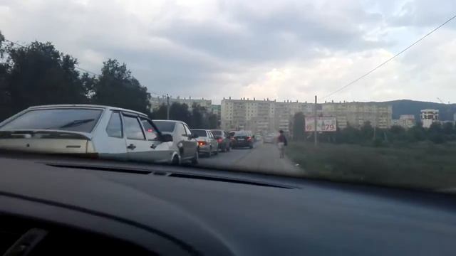 Из Тургояка не выехать даже в будни - пробка просто огроменная. смотреть онлайн