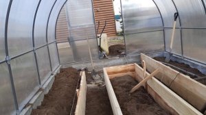 Обустройство теплицы 2 часть и строительство мест под посадку в теплице