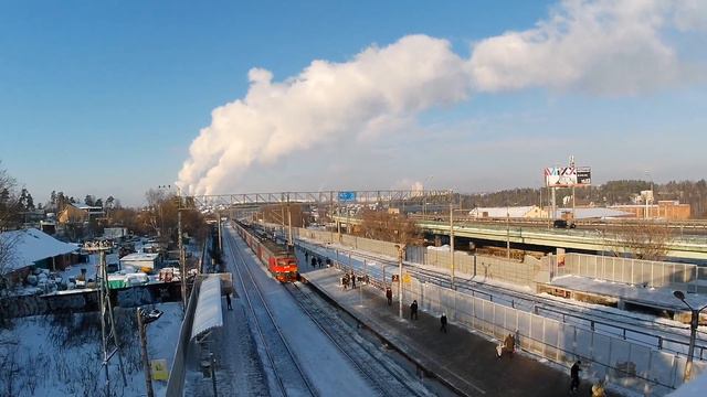 Видное. Электропоезд ЭД2Т-0050 на пл. «Расторгуево». 02 декабря 2023 смотреть онлайн