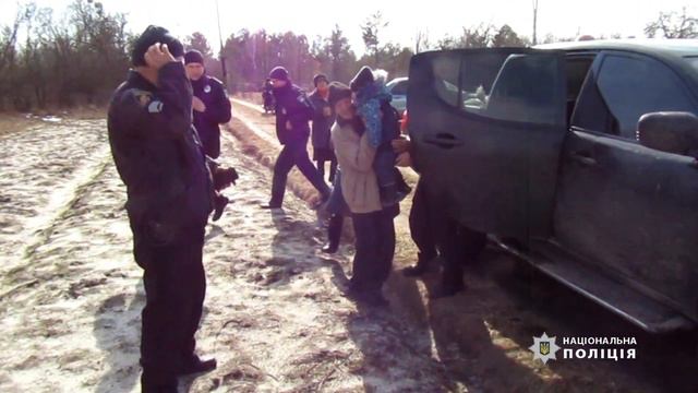 На Житомирщині поліцейські розшукали в лісі малюка смотреть онлайн