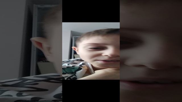 Слово Малыша фруто няня на асфальте