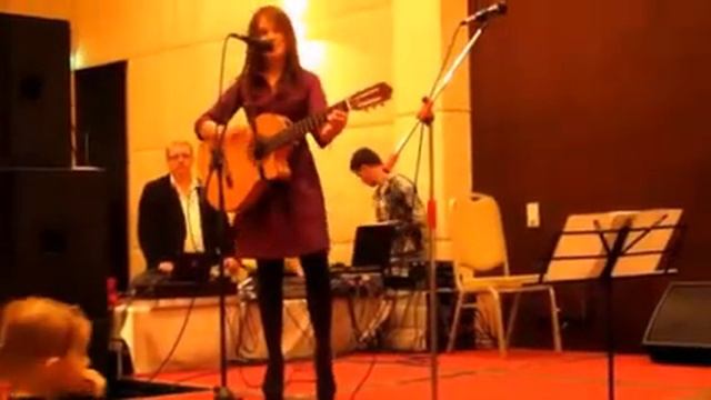 Девушка очень красиво поет под гитару песню на французском Зажигает! смотреть онлайн