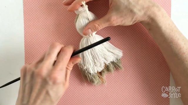 Птичка своими руками / украшение на ёлку / птица из ниток смотреть онлайн