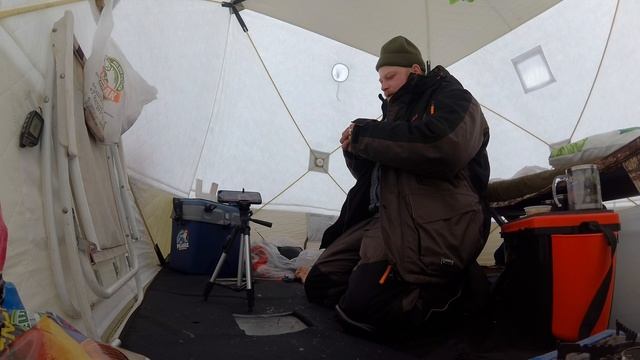 4 ДНЯ НА ЛЬДУ В ПАЛАТКЕ! РЫБАЛКА С КОМФОРТОМ 2ая часть смотреть онлайн