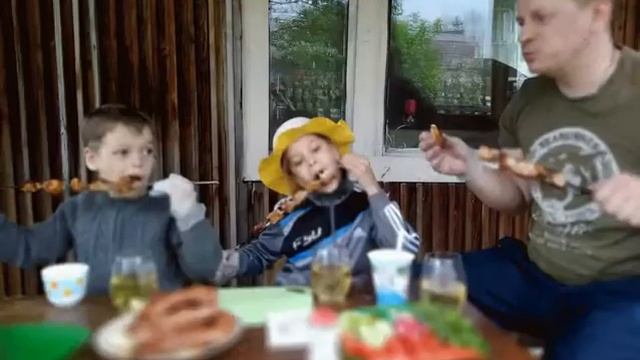 Поедание шашлыков на даче ??